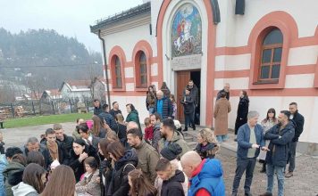 ИСПРЕД ЧЕТИРИ ХРАМА ПРИКУПЉЕНО ВИШЕ ОД 4.200 КМ ЗА ВИШЕЧЛАНЕ ПОРОДИЦЕ