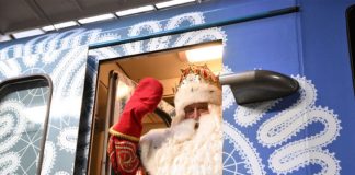 ВОЗ ДЈЕДА МРАЗА ПУТУЈЕ КРОЗ РУСИЈУ