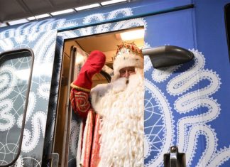 ВОЗ ДЈЕДА МРАЗА ПУТУЈЕ КРОЗ РУСИЈУ