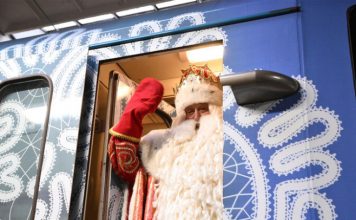 ВОЗ ДЈЕДА МРАЗА ПУТУЈЕ КРОЗ РУСИЈУ