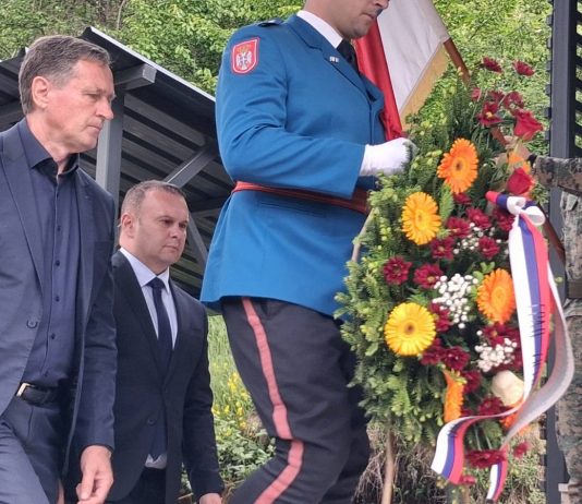 ЋОСИЋ И ЈУГОВИЋ ОДАЛИ ПОЧАСТ МУЧКИ УБИЈЕНИМ СРПСКИМ БОРЦИМА У ЖЕПИ